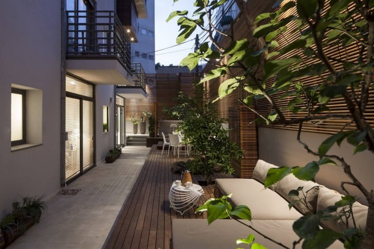 Tela de privacidade feita de plantas-jardim-madeira-moderna-cidade-apartamento-salão-ao ar livre