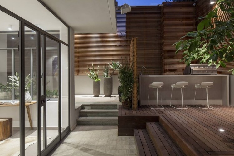 Tela de privacidade de madeira - jardim - cidade moderna - apartamento - cozinha - banquinho
