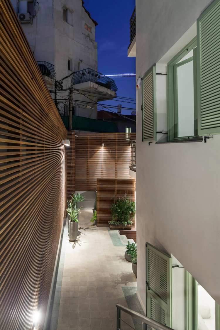 Privacidade-proteção-madeira-jardim-moderna-cidade-apartamento-painéis-madeira-ripas-venezianas-casa