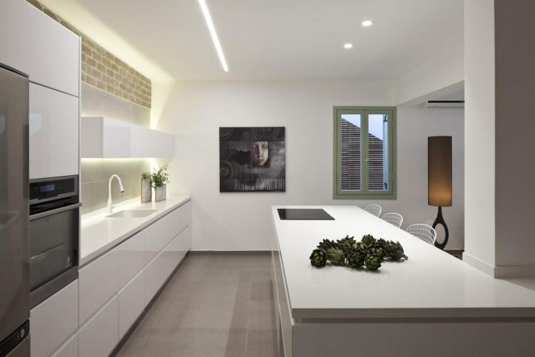 cidade moderna-apartamento-cozinha-branco-cozinha aberta-ilha-balcão-alto brilho
