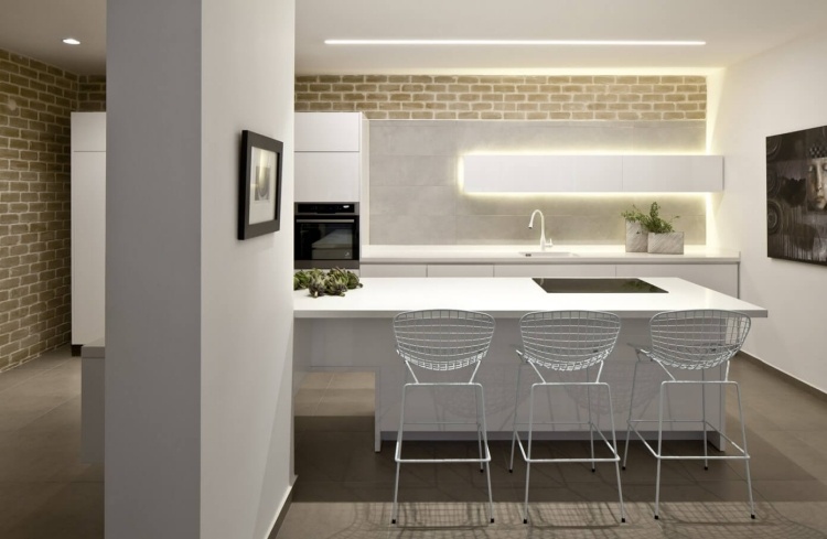 moderna-cidade-apartamento-cozinha-cozinha-cozinha-ilha-balcão-parede de tijolos brancos