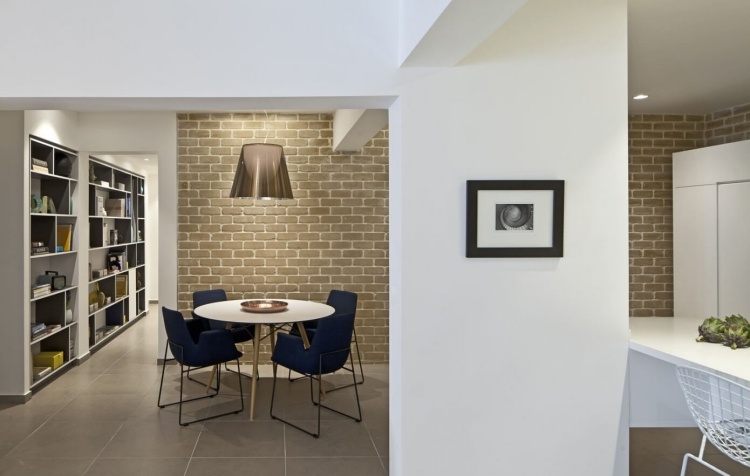 apartamento-cidade-moderna-cozinha-aberta-mesa-de-jantar-cadeiras-branco