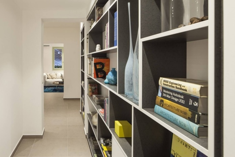 moderna-cidade-apartamento-corredor-biblioteca-parede-livros-estantes
