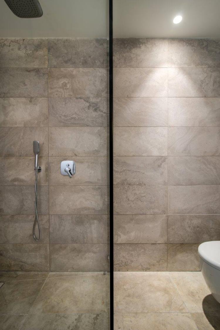 apartamento-cidade-moderno-banheiro-chuveiro-minimalista-monocromático-cinza