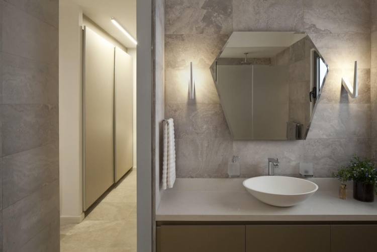 apartamento-cidade-moderno-banheiro-espelho-formato de diamante-ótica de pedra natural