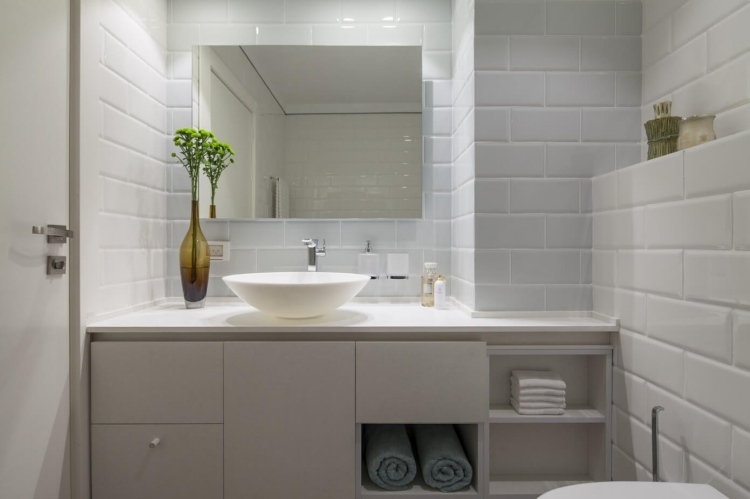 apartamento-cidade-moderna-banheiro-azulejos brancos-banheiro-simples