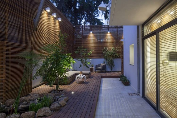Tela de privacidade feita de madeira-jardim-moderno-iluminação-plantas-ripas de madeira-painéis-cidade-apartamento
