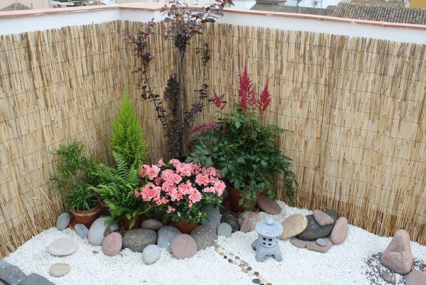 Tela de privacidade e ideia de decoração de varanda tapetes de junco jardim zen