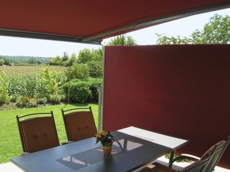 Proteção de privacidade-terraços-vermelho-siro-stobaggarten-móveis-mesa-cadeiras-gramado-arbustos