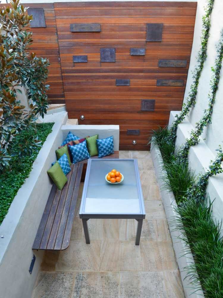 Proteção de privacidade-terraço-banco-de-madeira-mesa-jardim-grama-escalada-plantas-telhas