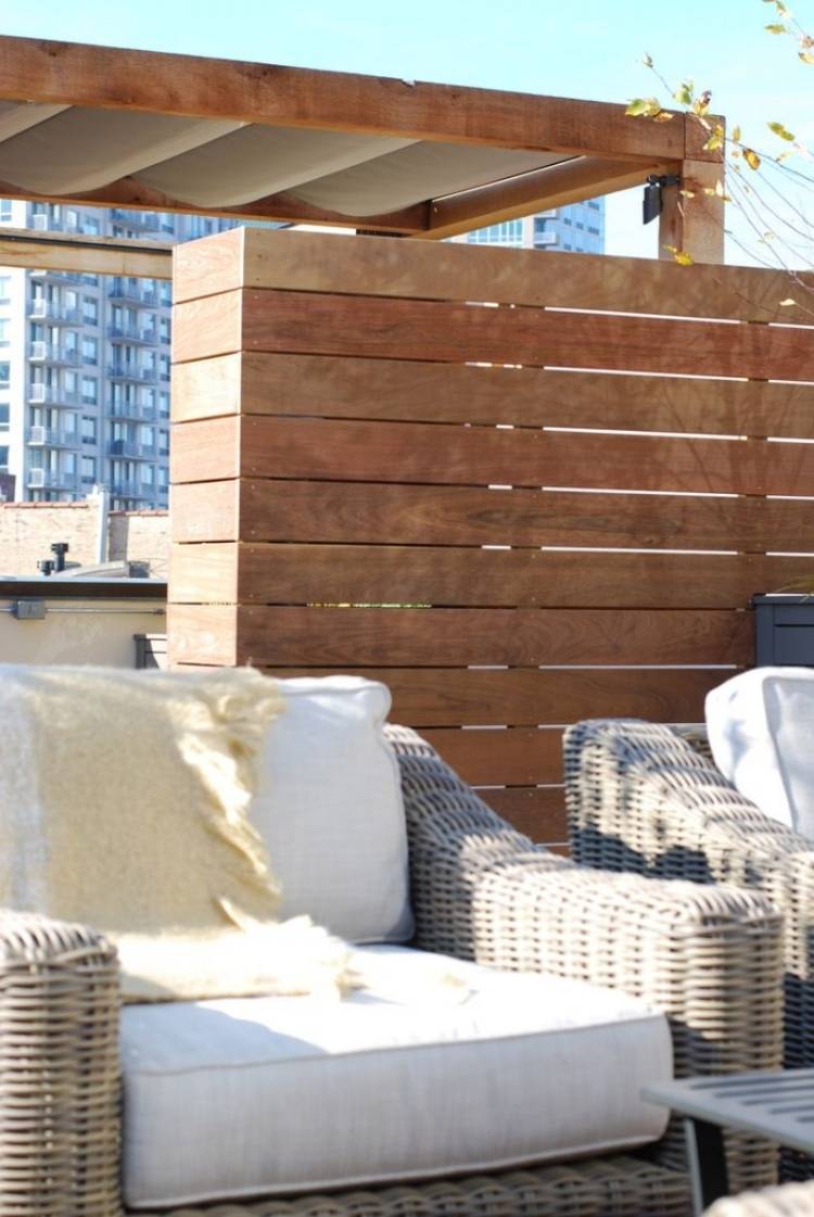 Proteção de privacidade-terraço-telhado-terraço-jardim-móveis-vime-almofadas de assento branco