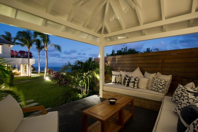 Proteção de privacidade-terraço-palmeiras-telhado-terraço-assentos-almofadas-gramado
