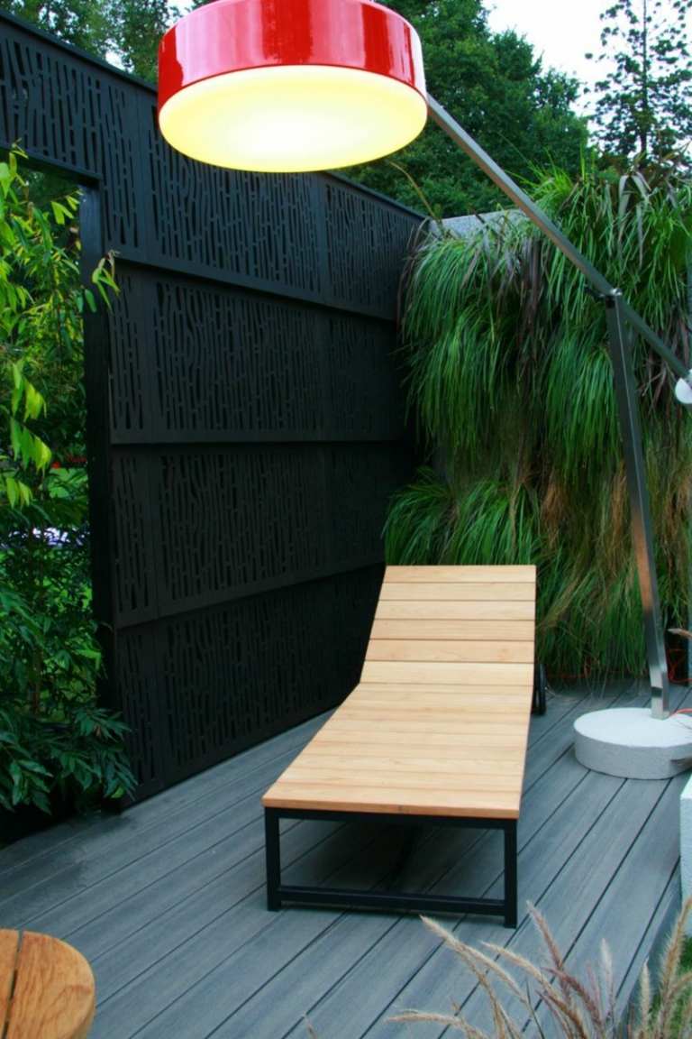 Tela de privacidade no jardim candeeiro de pé candeeiro de chaiselonge padrão preto ideia