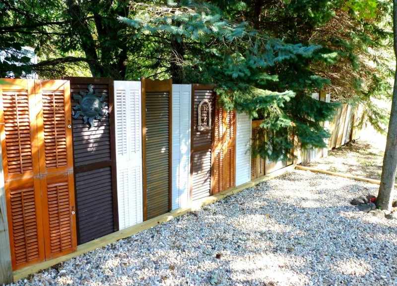 A tela de privacidade no jardim fecha as portas, a ideia da cerca, faça você mesmo vintage