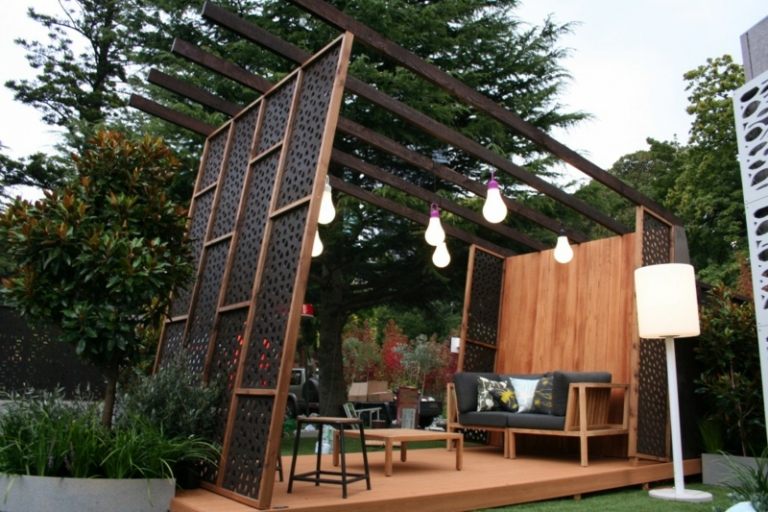 Proteção de privacidade no jardim de madeira pérgula de metal com área de estar terraço