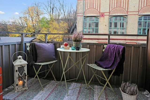 Mesa de cadeiras de vasos de flores de metal com piso de madeira