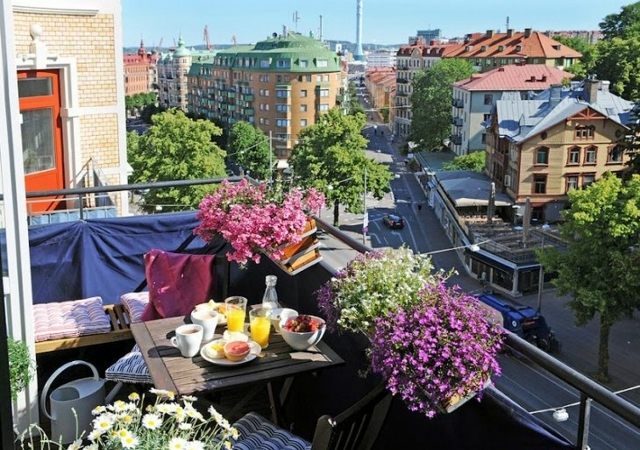 Café da manhã varanda pequena caixa de flores doce romântico