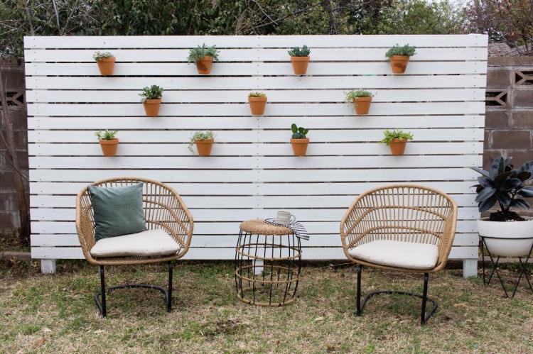 Use paletes Construa sua própria tela de privacidade criativa Vasos de flores pendurados no jardim