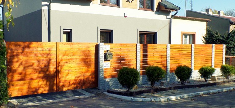 Cerca de privacidade - tipos de madeira de madeira - casa de lariço - rua - moderna