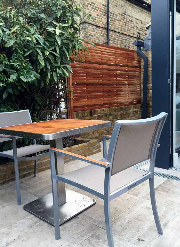 Cerca de privacidade - tipos de madeira de ripas de madeira - cadeira pequena - mesa - cerca viva