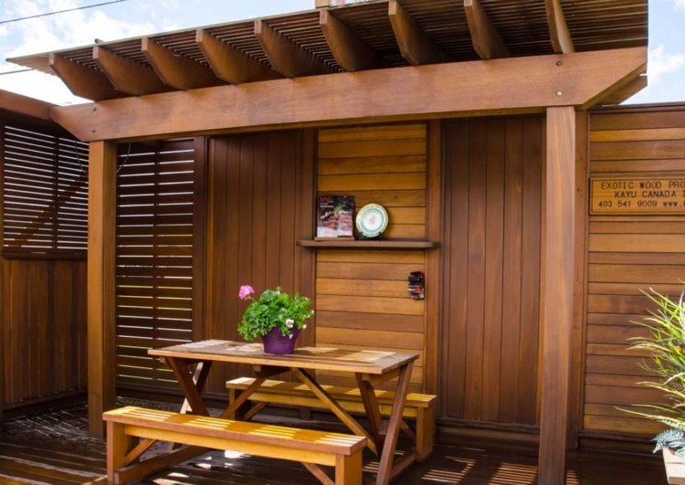 Cerca de privacidade-tipo de madeira de banco de telhado de madeira-bangkirai-terraço