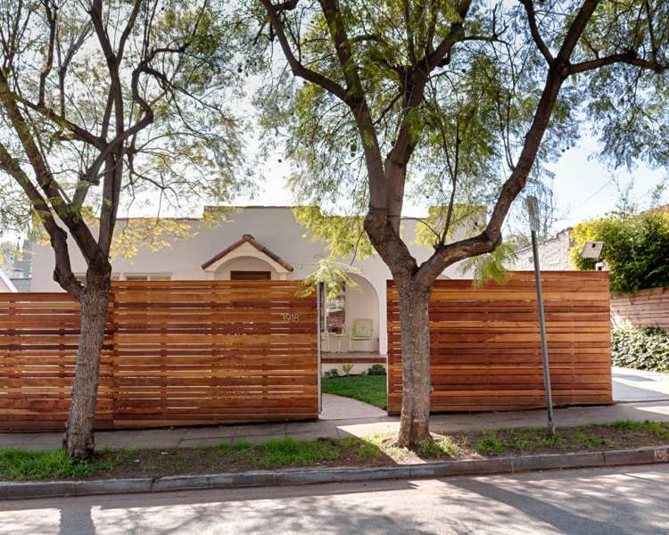 Cerca de privacidade feita de madeira-spruce-house-modern-slats
