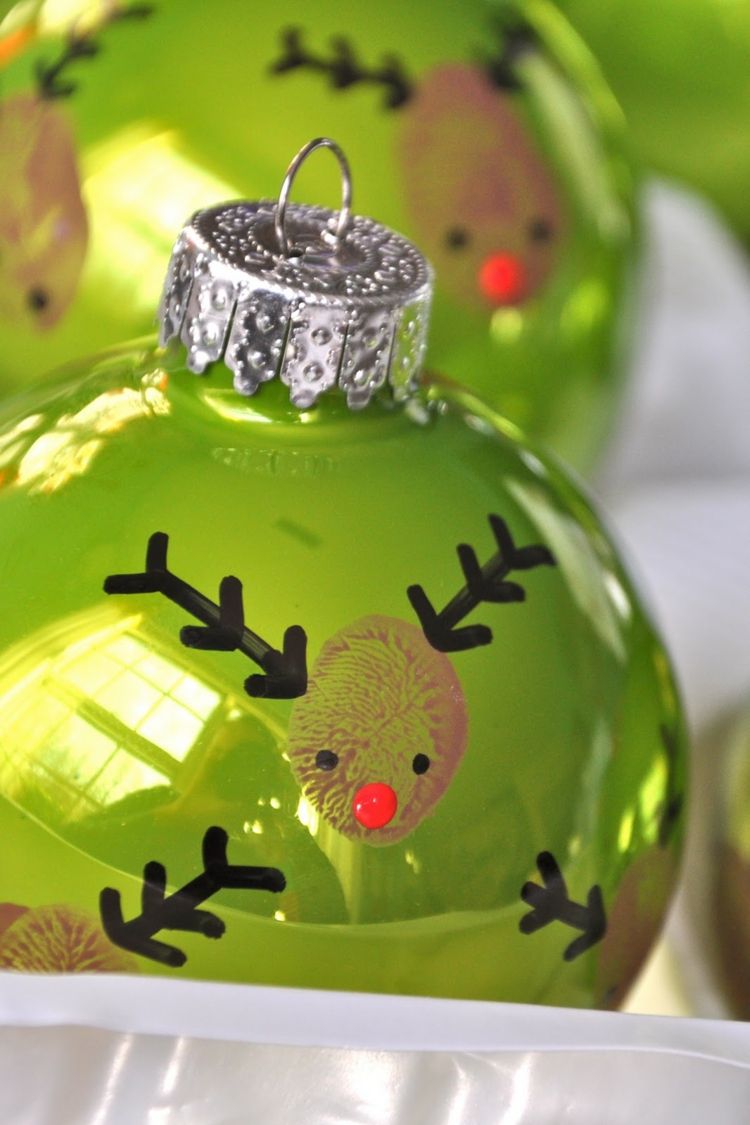 Impressão digital para renas fofas e Rudolph como motivos de Natal nas bolas da árvore de Natal