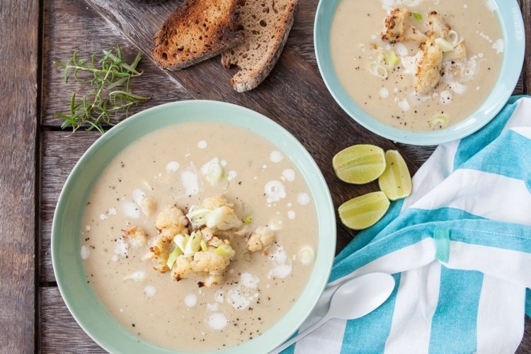 Sopa cremosa de couve-flor refinada com limão e creme