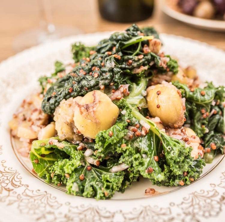 Salada com couve de castanha e quinua