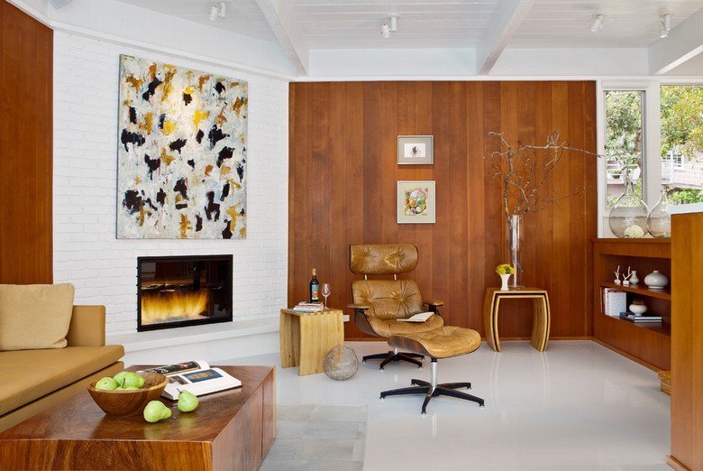 Sala de estar-lareira-cadeira de couro-rodízios-mesa lateral-branco-lareira