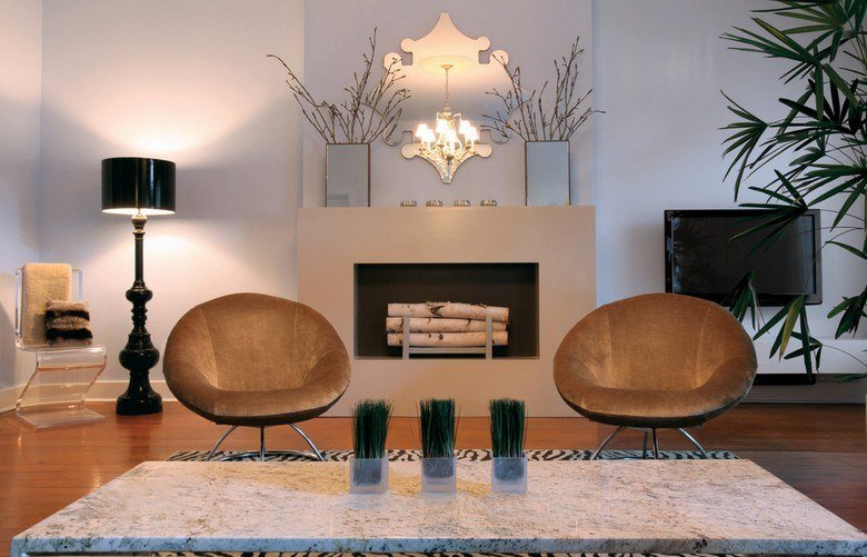 Área de estar - lareira - cadeiras estofadas - lareira - mesa de mármore branco