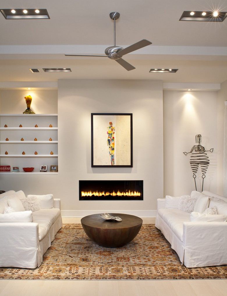 Área de estar-lareira-moderno-estilo country-sofá-branco-Kilim