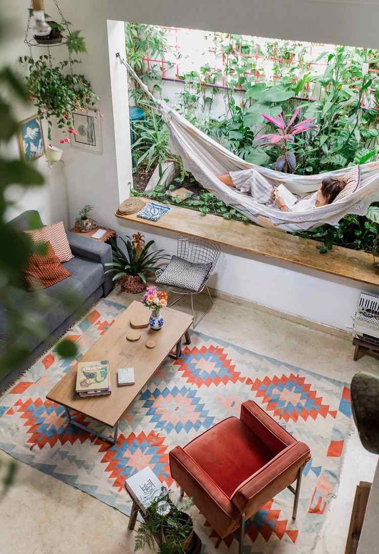 Planeje janelas de assento no estilo boho e construa-as você mesmo com madeira