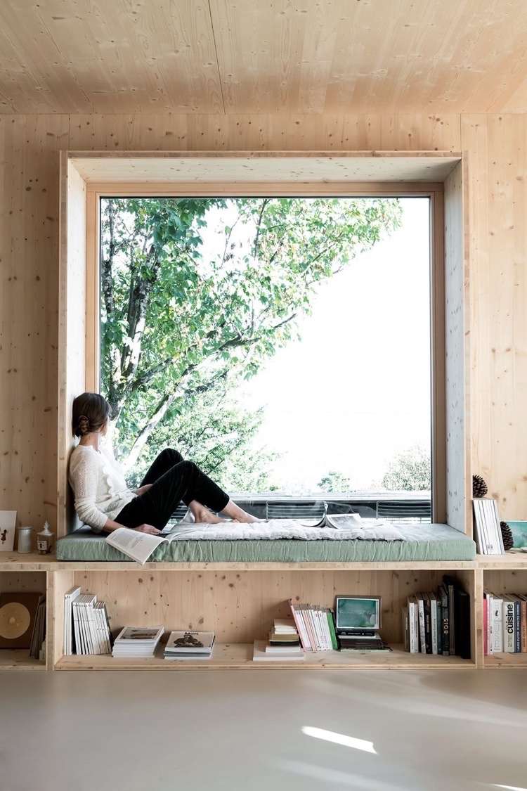 Planeje e projete janelas de madeira para sentar com prateleiras e espaço de armazenamento