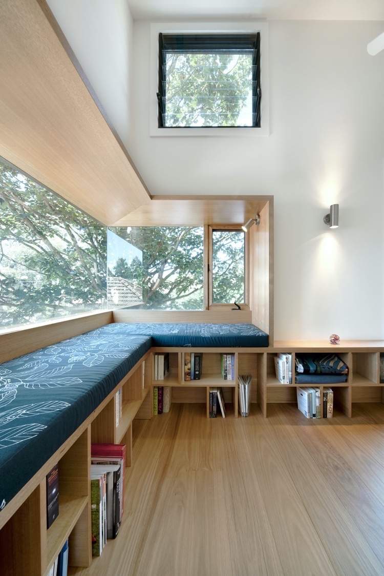 Projete janelas de madeira para sentar com espaço de armazenamento