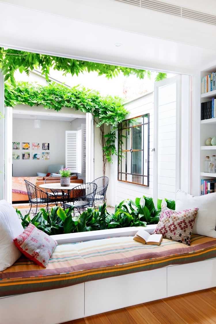 Projete o assento da janela com vista para o exterior em direção ao pátio interno
