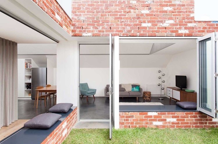 As janelas do lado de fora do jardim criam ideias de casas de arquitetos modernos