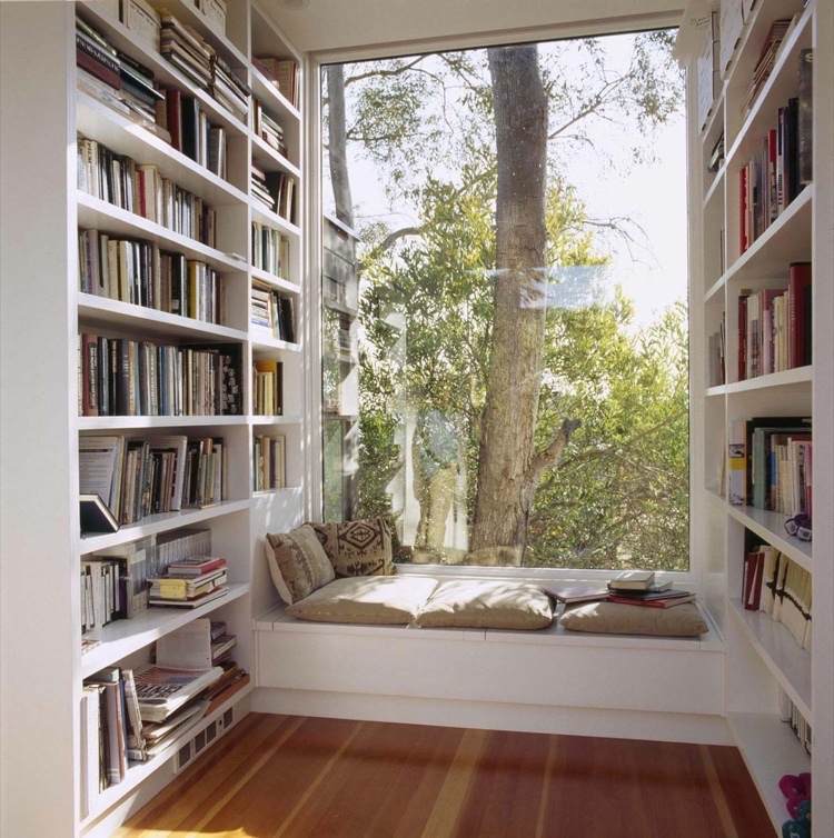 Bancada de janela de design com espaço de armazenamento na biblioteca em casa