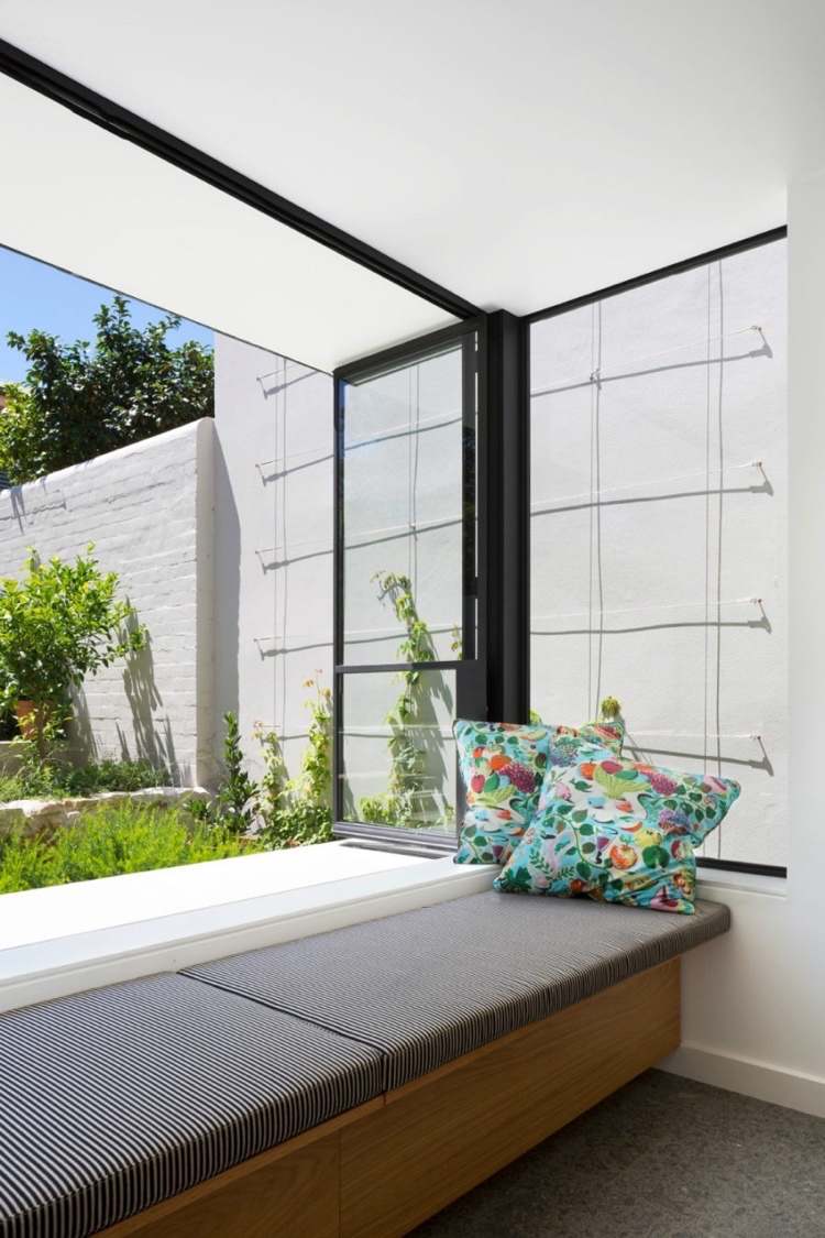 Construa sua própria janela de assento com espaço de armazenamento embaixo e vista para o jardim