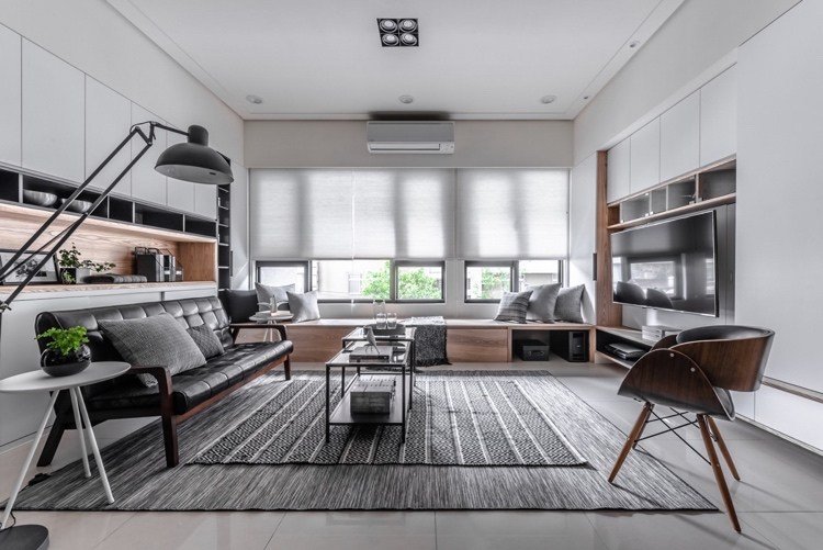 Assento na janela com espaço de armazenamento e banco de madeira na sala de estar de apartamento moderno