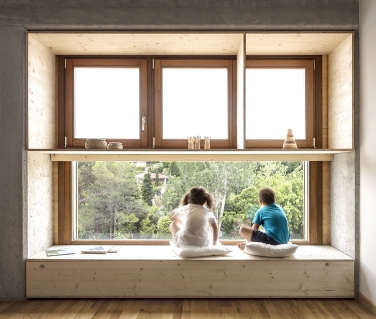 Projete um assento de madeira na janela com uma prateleira