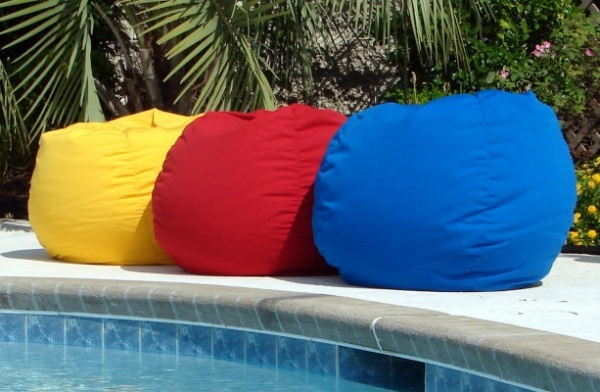 beanbag jardim área de pátio design tricolor lado da piscina
