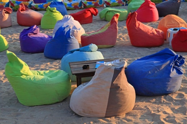 Projeto da área do pátio do jardim do saco de feijão sentado na praia