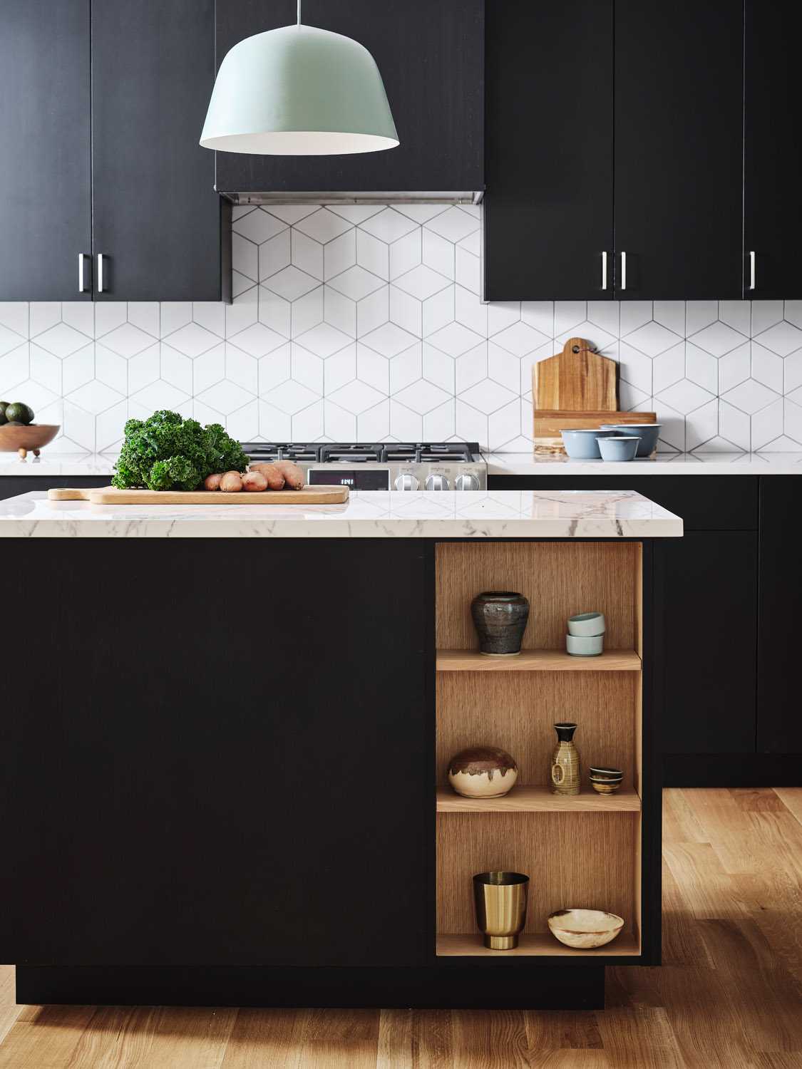 Cozinha escandinava em mármore preto com piso de madeira estilo rústico