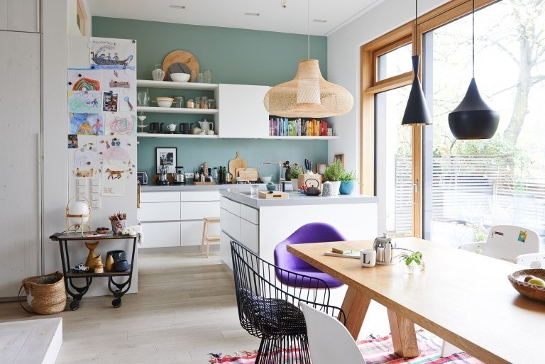 Cozinha de estilo escandinavo moderno com design moderno de abajur de mesa de madeira