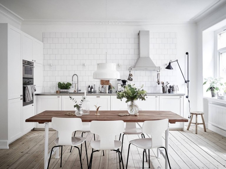 Casa de campo, cozinha, mesa de madeira, estilo escandinavo, azulejos de parede, ideias para decoração de apartamentos