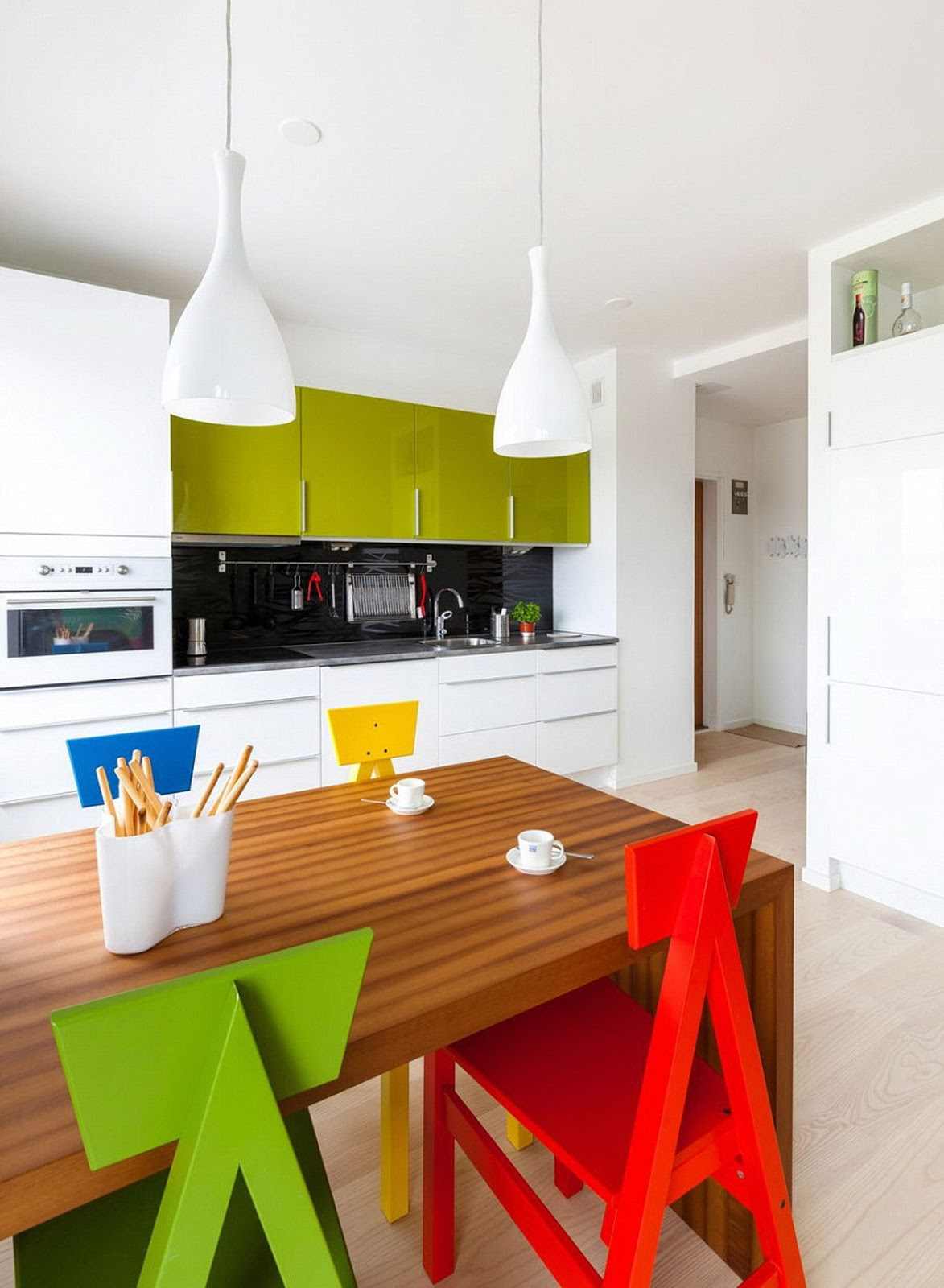 Cozinha escandinava cadeira vermelha moderna mesa de madeira cor realce ideias de decoração de cozinha