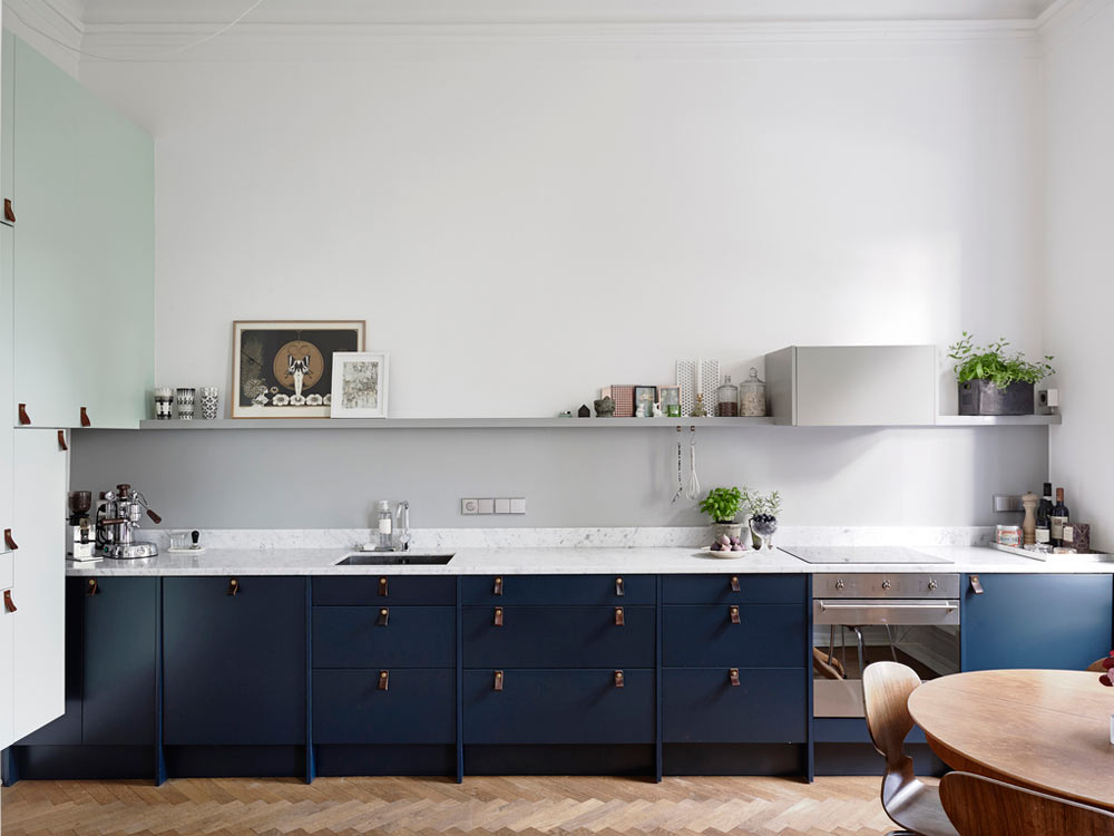 Cozinha estilo escandinavo criado armário de cozinha azul escuro mesa de madeira piso de madeira