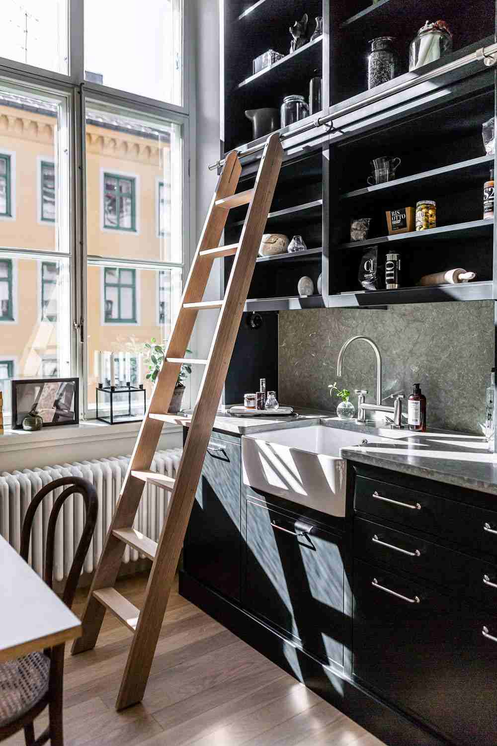 Cozinha escandinava moderna com mesa de madeira preta no armário da cozinha