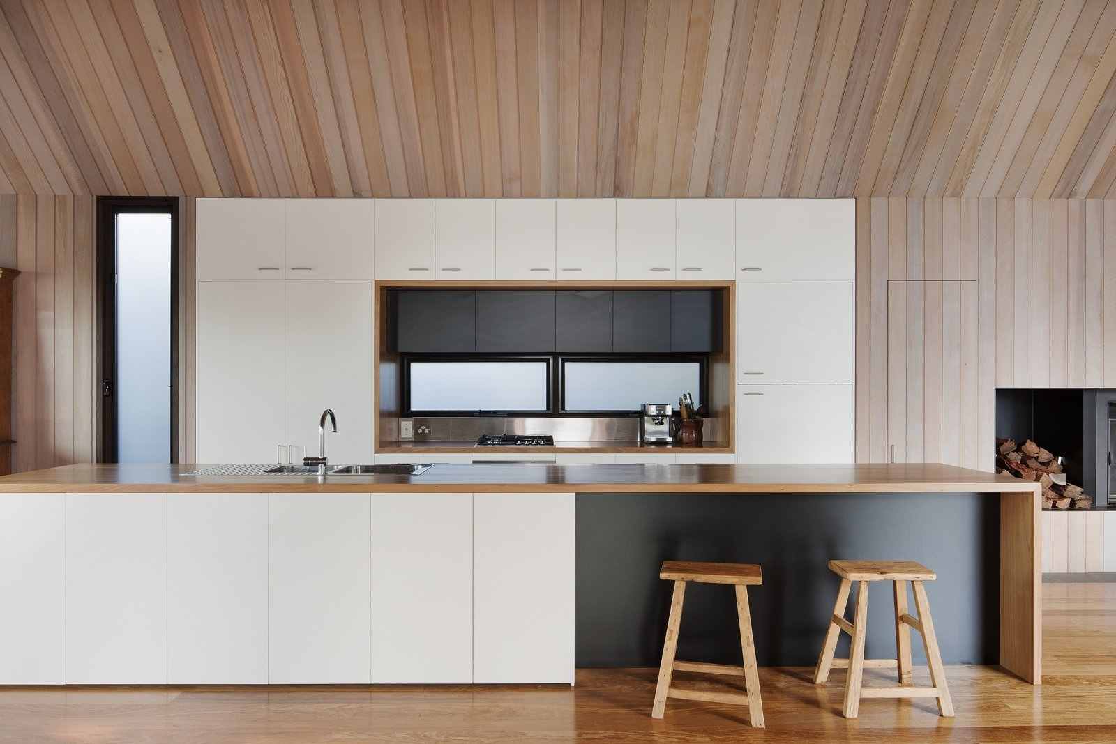 Cozinha de estilo escandinavo com parede de madeira minimalista